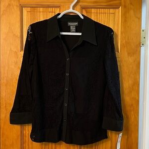 Lace lined 3/4 length sleeve. Sooo pretty